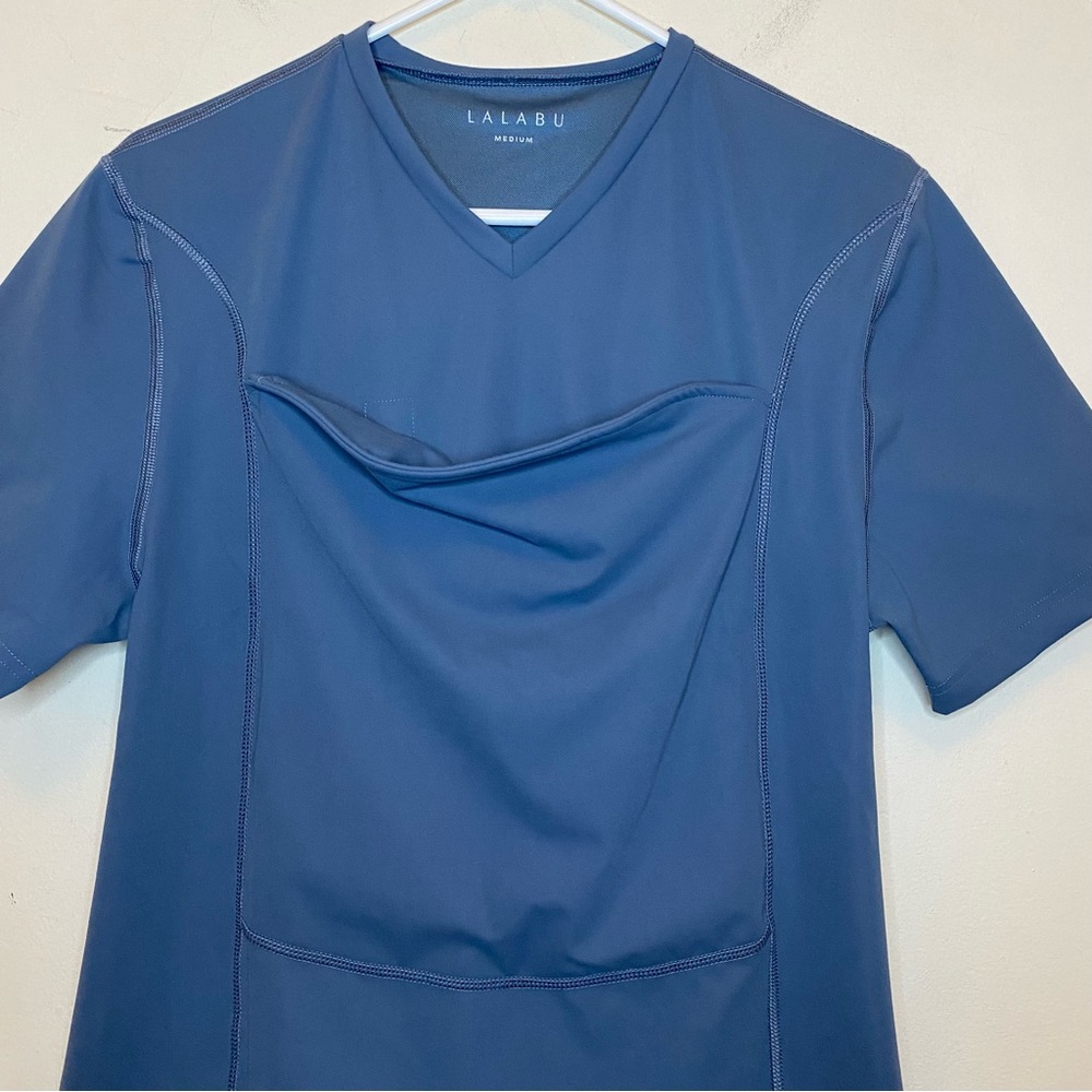 LALABU Men’s The Dad Shirt Baby Front Pouch Short Sleeve Brook Blue Sz Medium - Picture 4 of 14